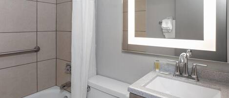 Un baño moderno con bañera, inodoro y lavamanos.