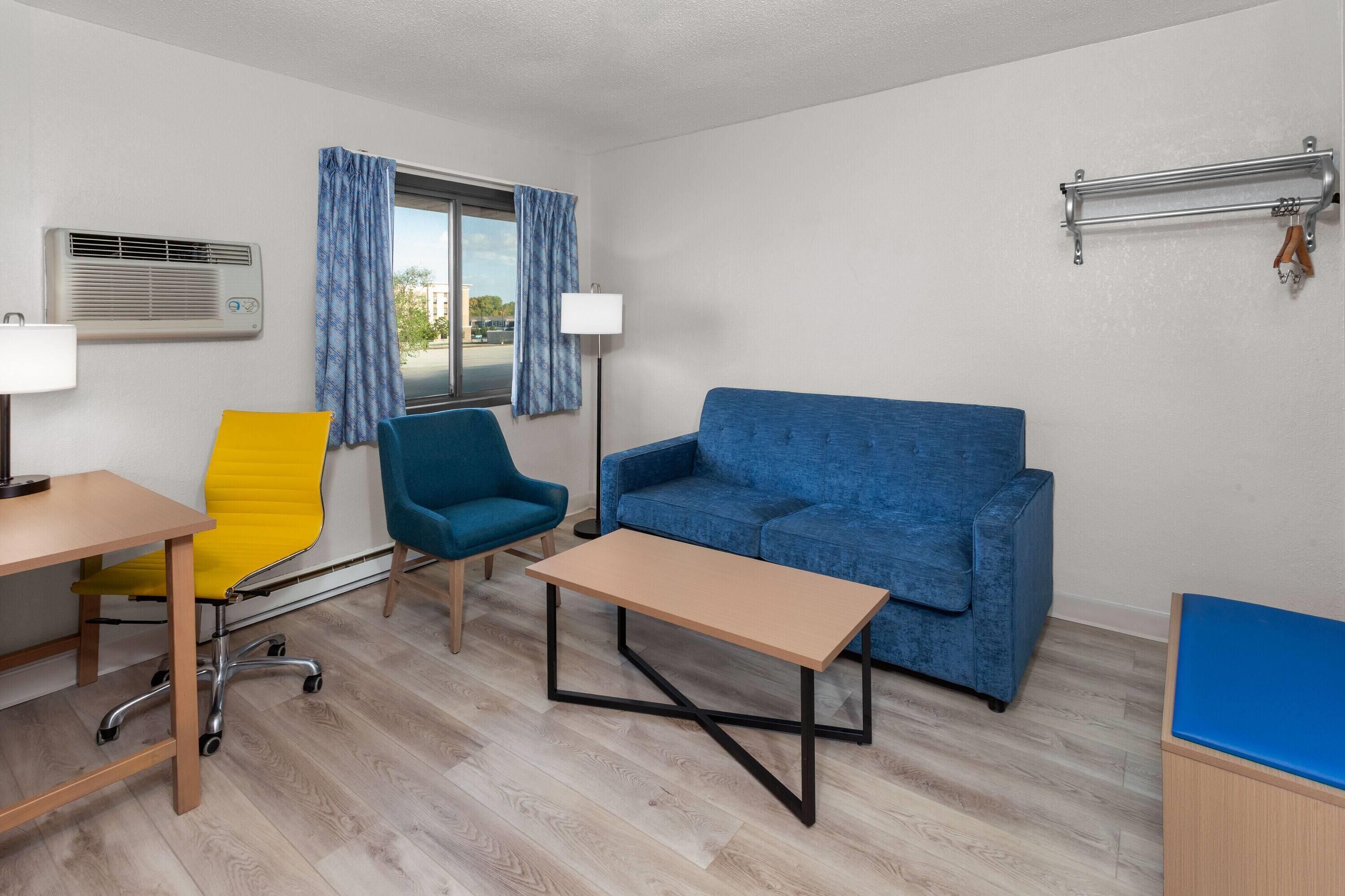 Suite, 1 King Bed, Refrigerator & Microwave | Jetted tub