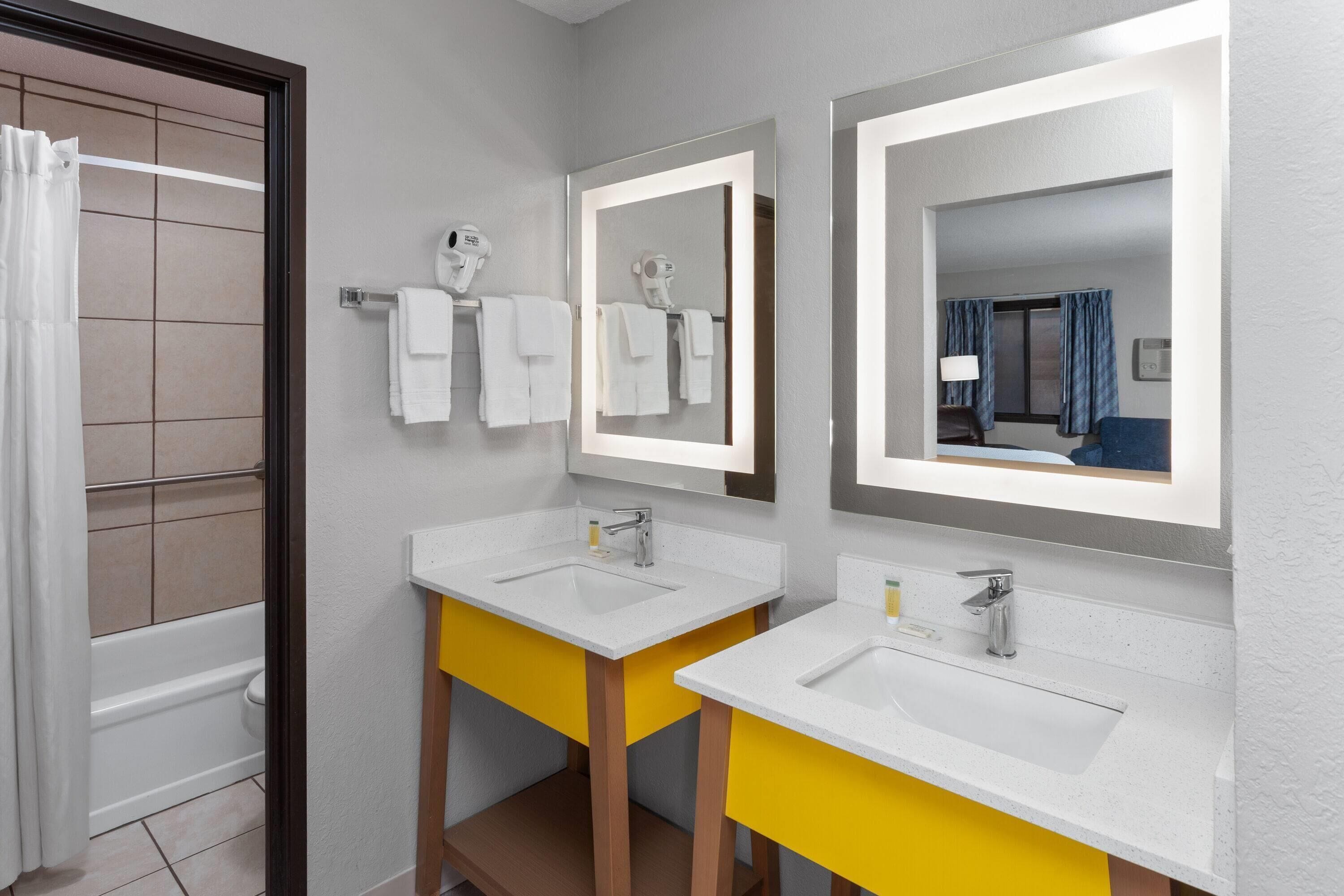 Bañera con ducha, secador de pelo, toallas