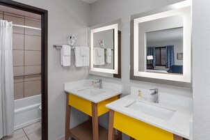 Business Room, 1 King Bed, Refrigerator | Bathroom | Combined shower/tub, hair dryer, towels