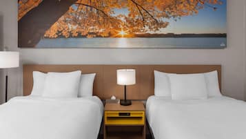 Rom, 2 dobbeltsenger, tilgjengelighetstilpasset | Skrivebord, blendingsgardiner og barnesenger (inkludert)