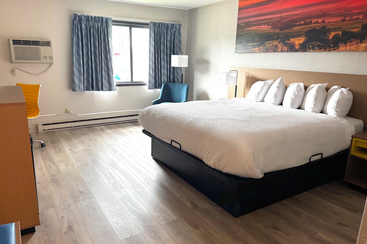Chambre Standard, 1 très grand lit | Bureau, rideaux d’obscurcissement, lit de bébé (gratuit)