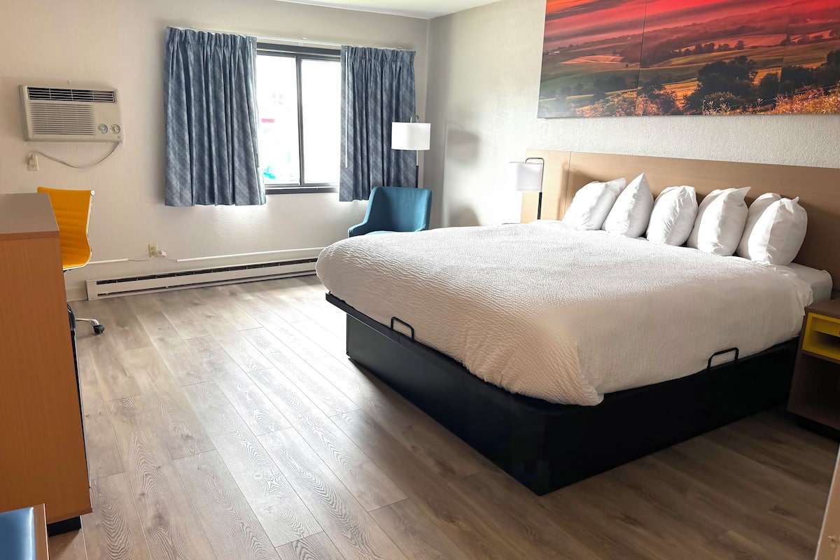 Escritorio, cortinas blackout, cunas gratuitas y wifi gratis