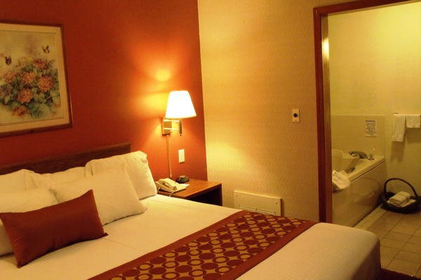 Suite, 1 King Bed, Non Smoking (Jacuzzi) | Desk, WiFi (free), bed sheets