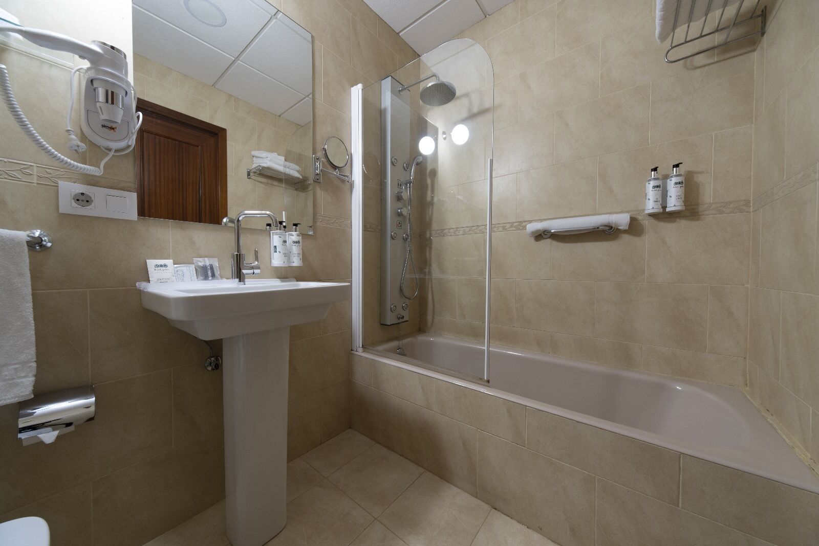 double room (interior) | bathroom | towels