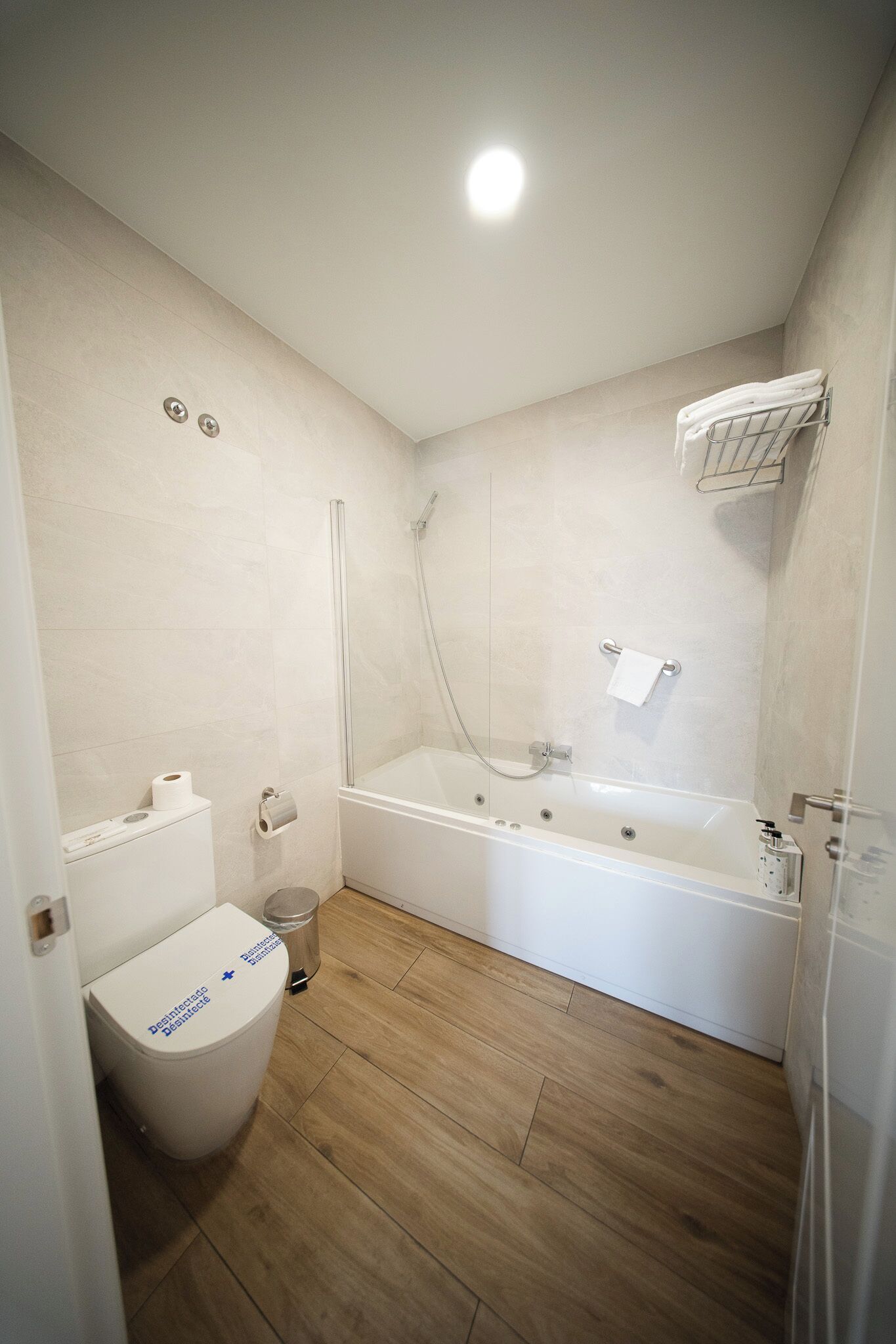 superior room, city view | bathroom | towels