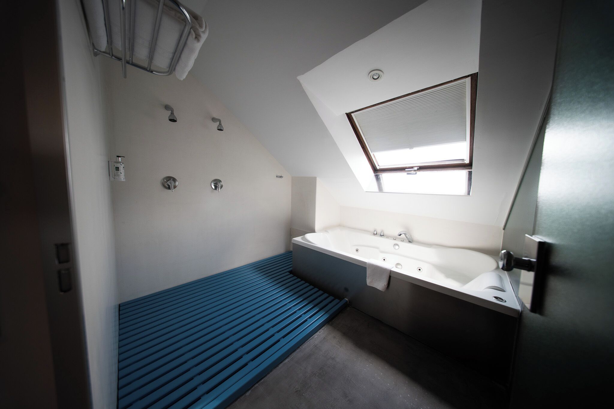 superior double room (deluxe) | deep-soaking bathtub