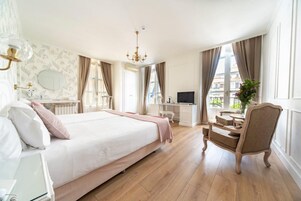 Habitación superior, vistas a la ciudad | Caja fuerte, escritorio, sistema de insonorización y wifi gratis