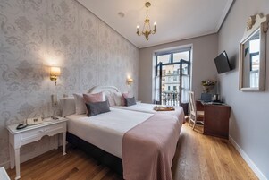 Quarto casal, vista para a cidade | Cofres nos quartos, escrivaninha, quartos à prova de som