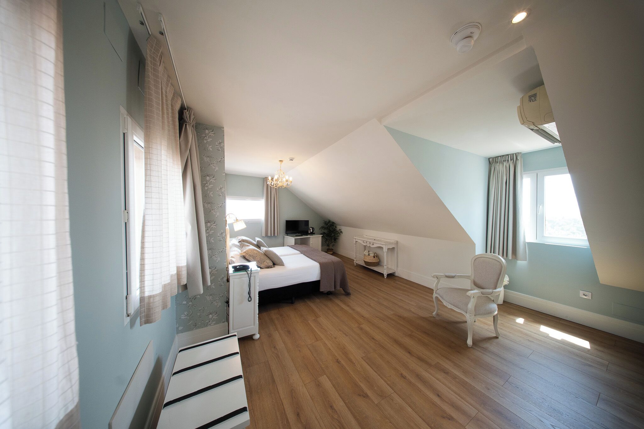 standard room | in-room safe, desk, soundproofing, free wifi