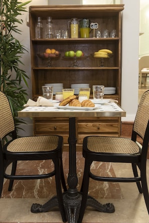 Desayuno buffet (EUR 10.50 por persona)