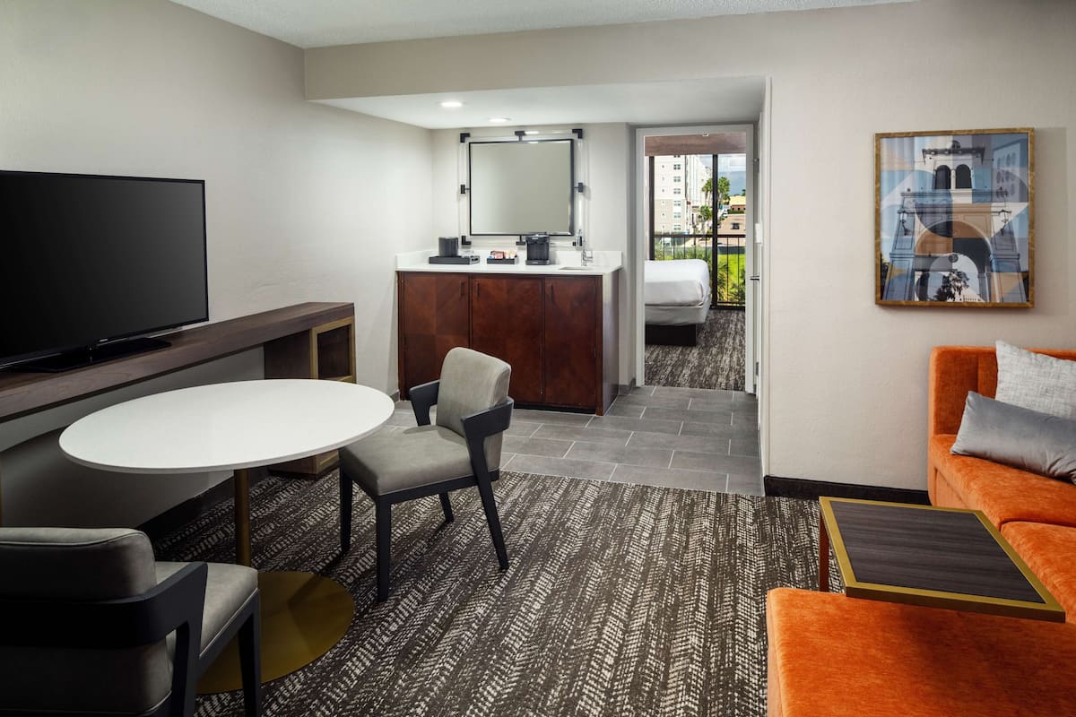 Een 37-inch flatscreentelevisie met digitale zenders en televisie