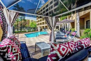 Outdoor pool, open 7:00 AM to 10:00 PM, free cabanas, pool umbrellas - Avenue of the Arts Costa Mesa, a Tribute Portfolio Hotel (Costa Mesa)