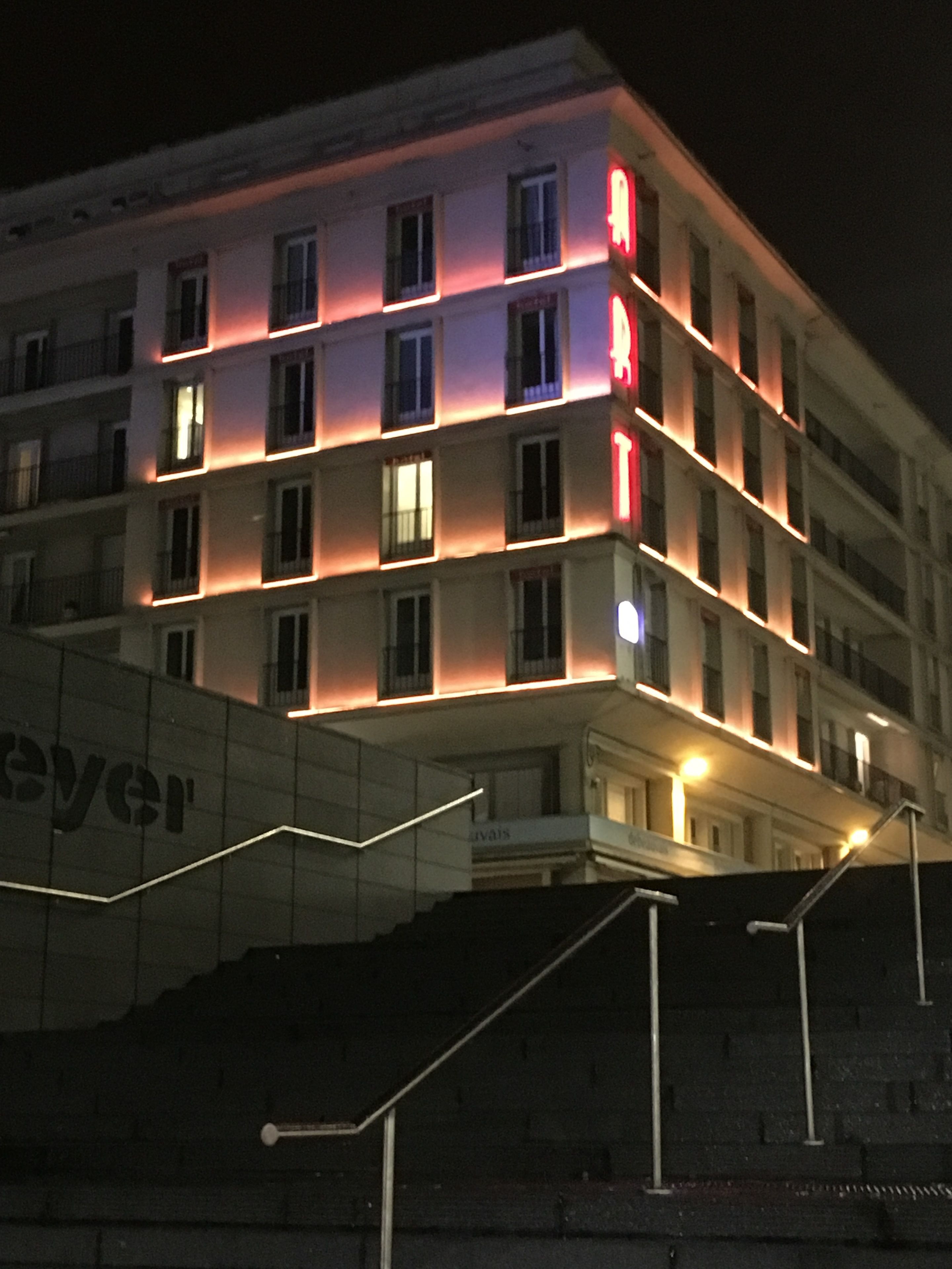 住宿正面 - 傍晚/夜晚