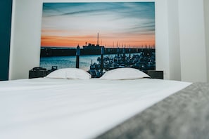 Coffres-forts dans les chambres, bureau, fer et planche à repasser