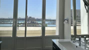 Superior Room, 1 Queen Bed, Non Smoking, Terrace | Bathroom | Free toiletries, hair dryer, towels