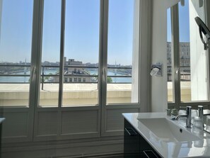 Superior-Zimmer, 1 Queen-Bett, Nichtraucher, Terrasse | Badezimmer | Kostenlose Toilettenartikel, Haartrockner, Handtücher