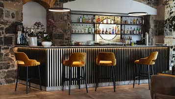 2 Bars/Lounges
