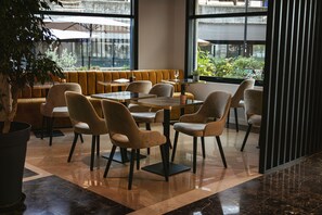 Tägliches Frühstücksbuffet gegen Gebühr