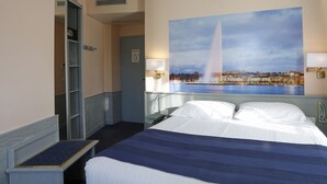 Minibar, safe på rommet, skrivebord og lydisolert