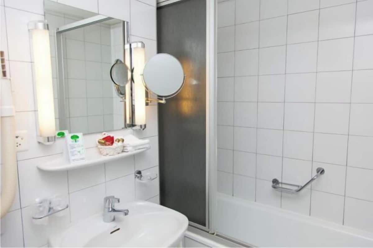 Produtos de toalete grátis, secador de cabelo, roupões de banho 