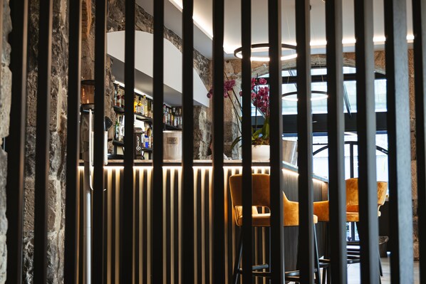 2 bars/lounges