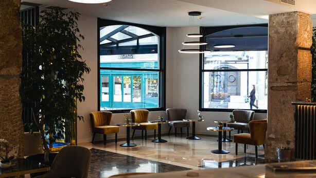 Lobby-lounge