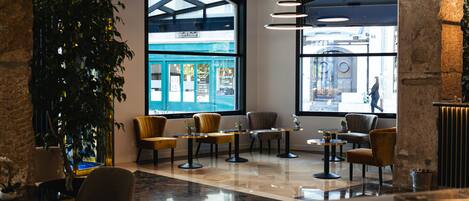 Lobby-lounge