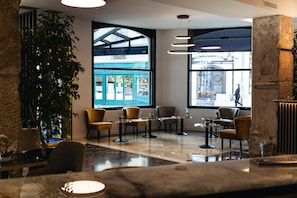 2 bars/lounges