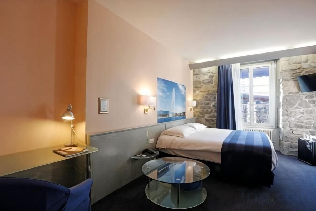 Minibar, safe på rommet, skrivebord og lydisolert