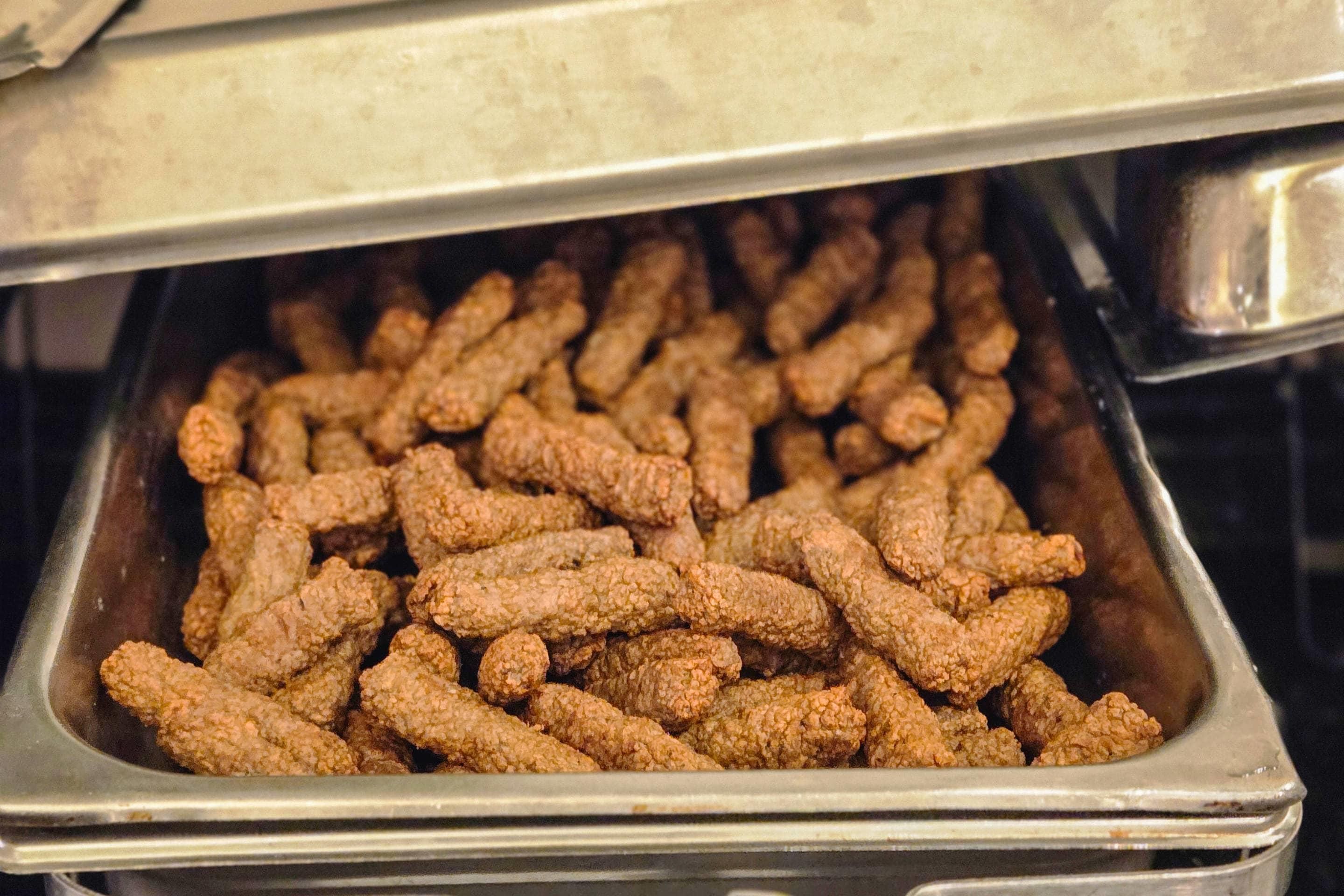 Un recipiente metálico lleno de alimentos.