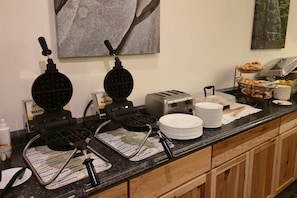 Breakfast area - Clarion Inn Elmira-Horseheads (Elmira)