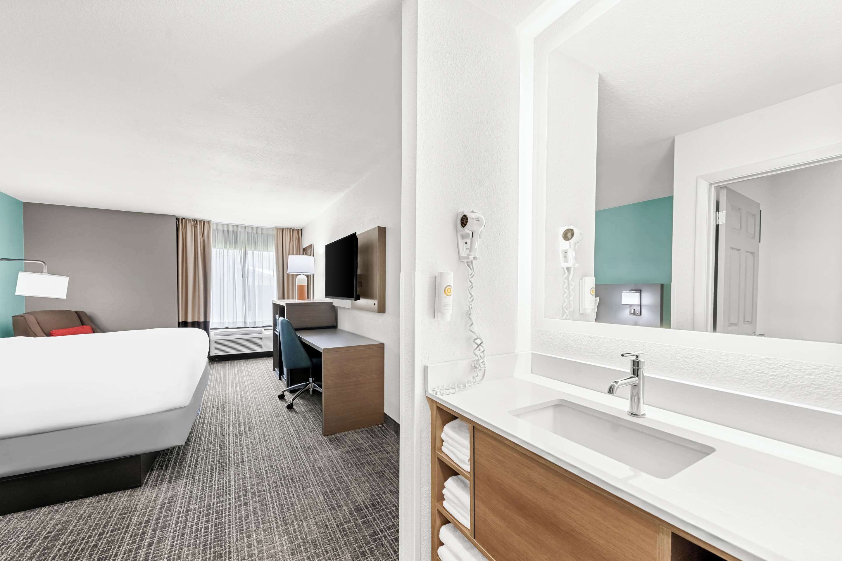 standard room, 1 king bed, non smoking | 1 bedroom, premium bedding, desk, iron/ironing board