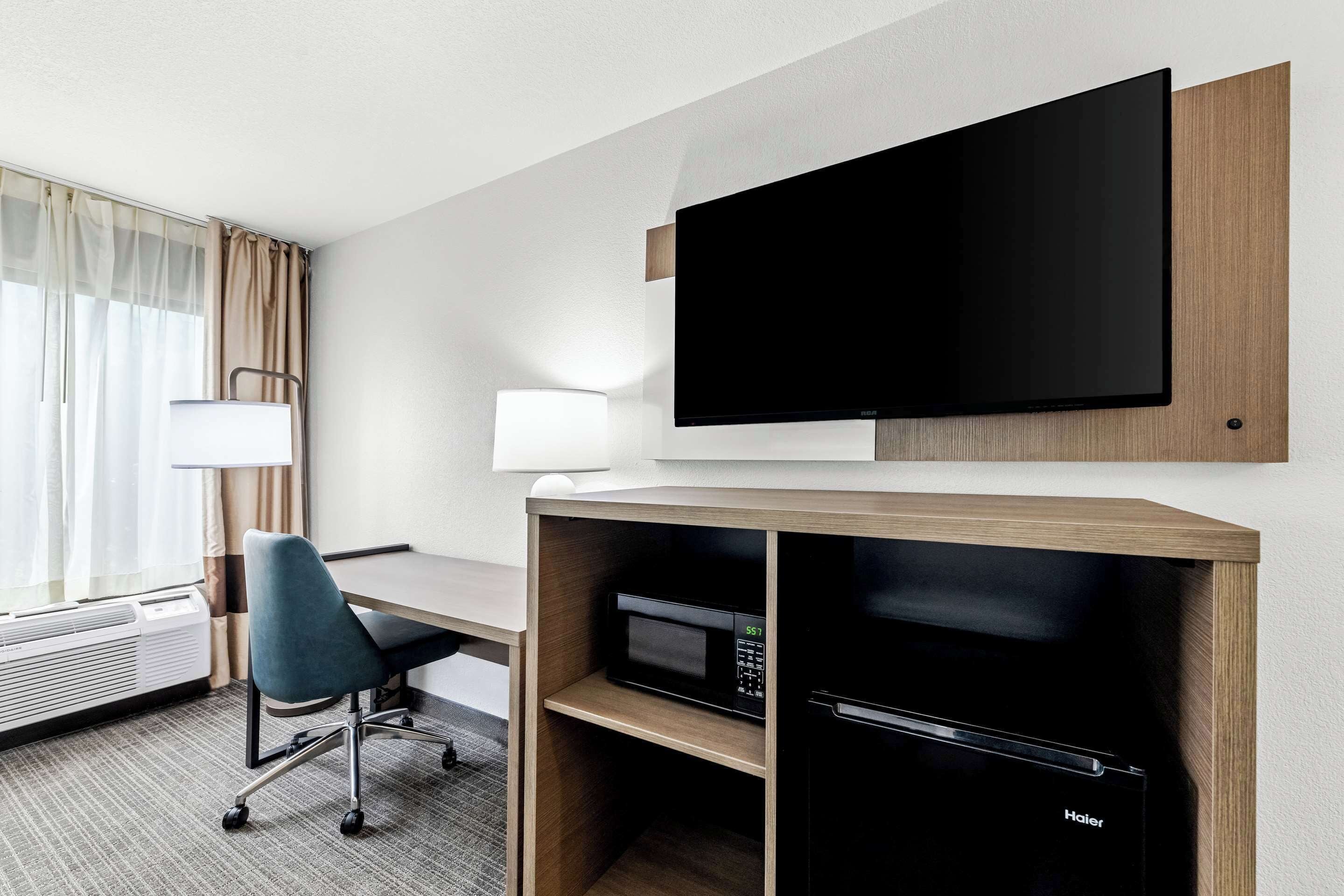 standard room, 2 queen beds, non smoking | 1 bedroom, premium bedding, desk, iron/ironing board