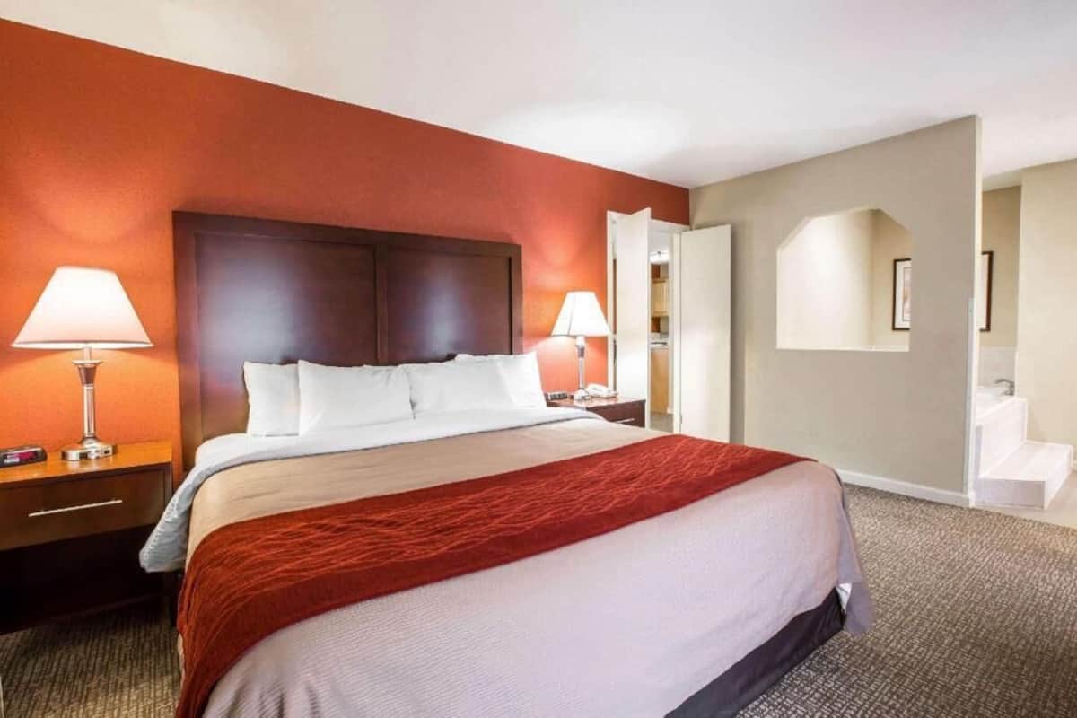 1 bedroom, premium bedding, desk, iron/ironing board