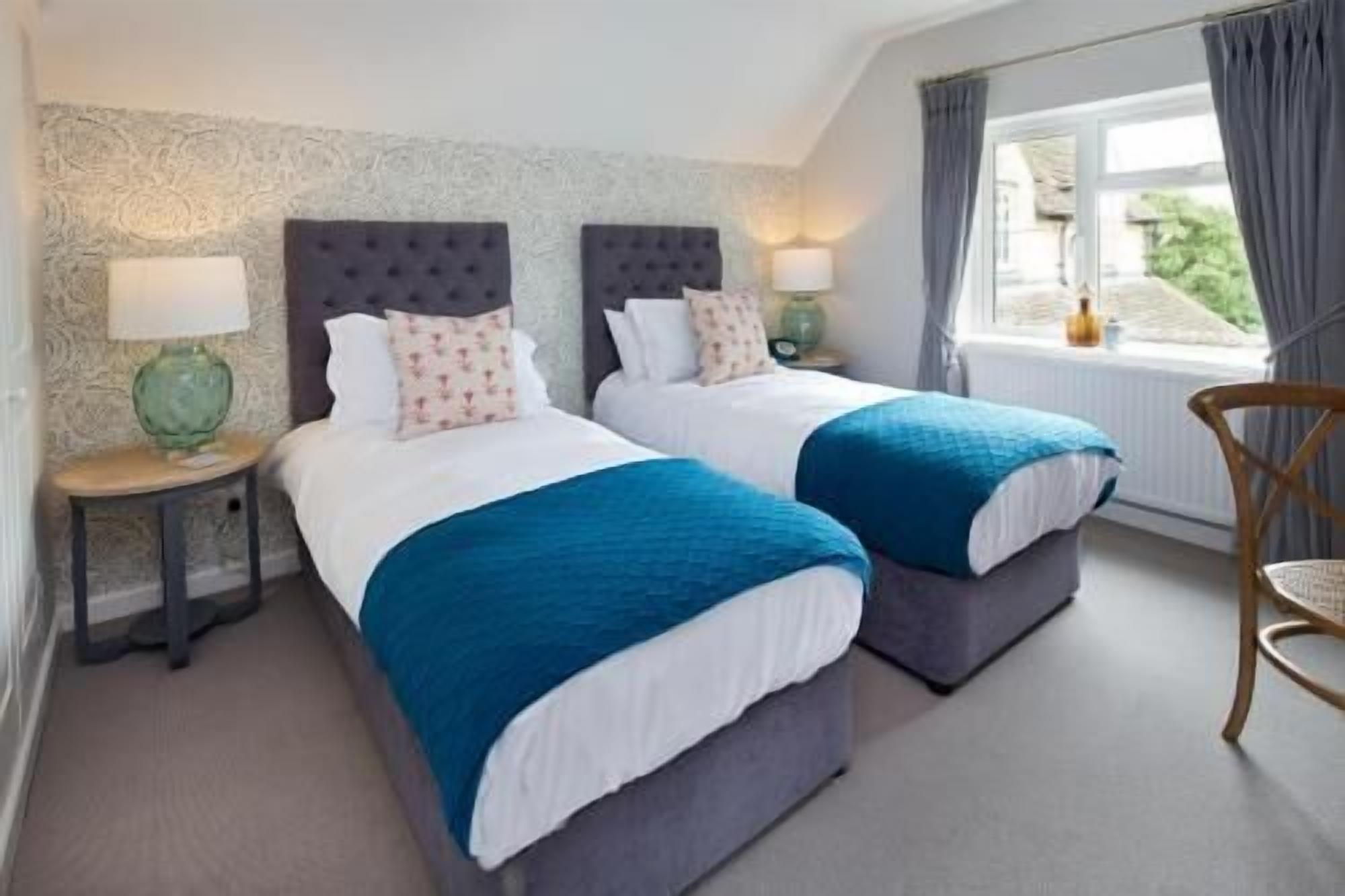 Meja, seterika/papan seterika, Wi-fi percuma, cadar katil 