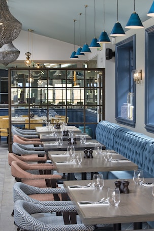 Se sirven desayunos, comidas y cenas . The Sheep on Sheep Street