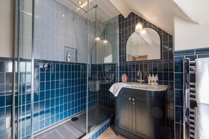 Standard Double Room | Bathroom | Combined shower/tub, free toiletries, hair dryer, towels