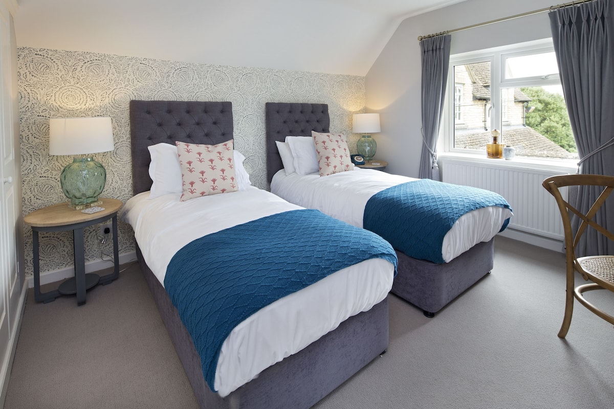 Superior Double Room | Desk, iron/ironing board, free WiFi, bed sheets