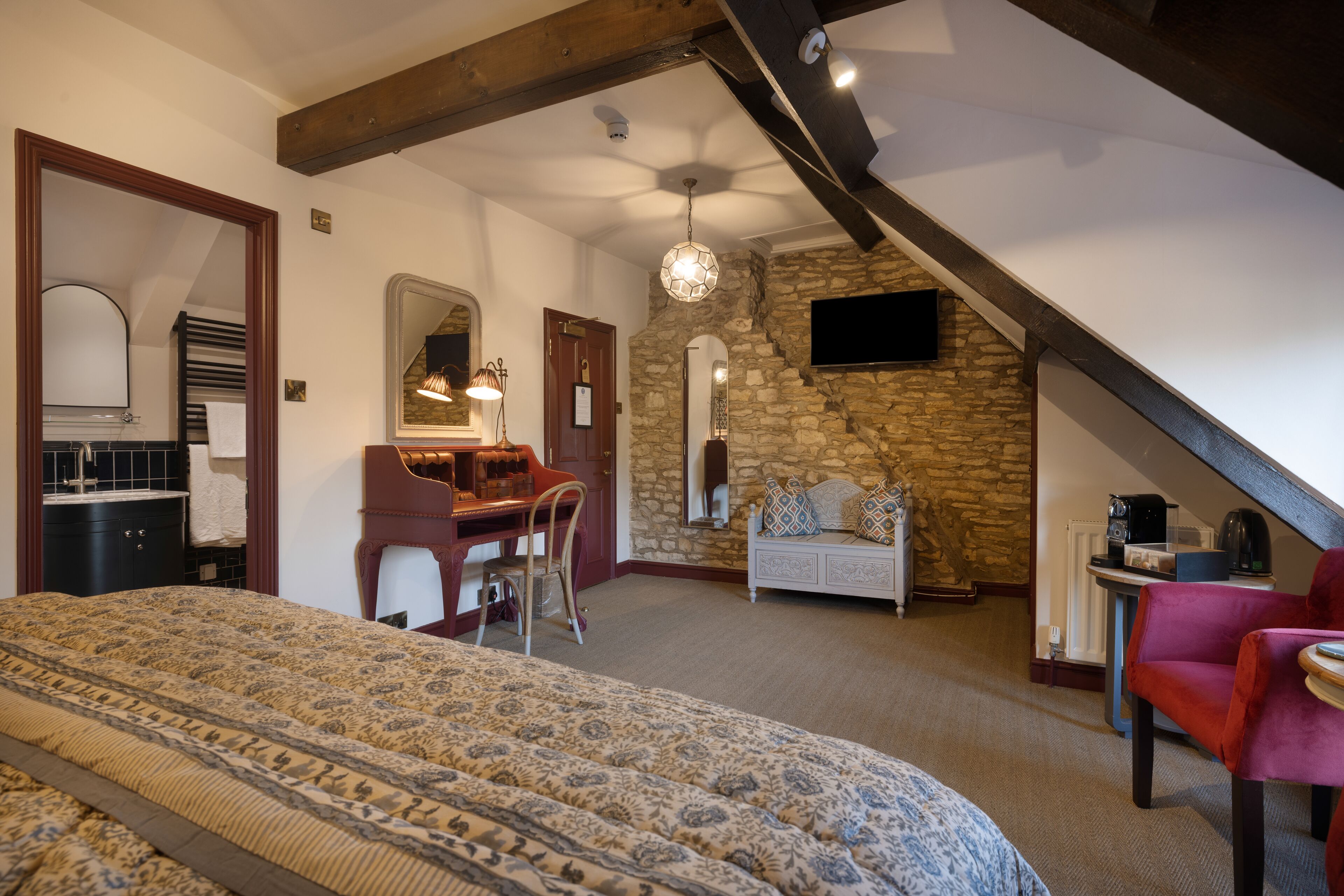 signature room, 1 king bed | desk, iron/ironing board, free wifi, bed sheets