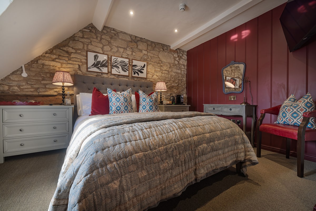 Desk, iron/ironing board, free WiFi, bed sheets