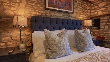 Habitació doble bàsica | Escriptori, planxa i posts de planxar, wifi gratuïta i roba de llit