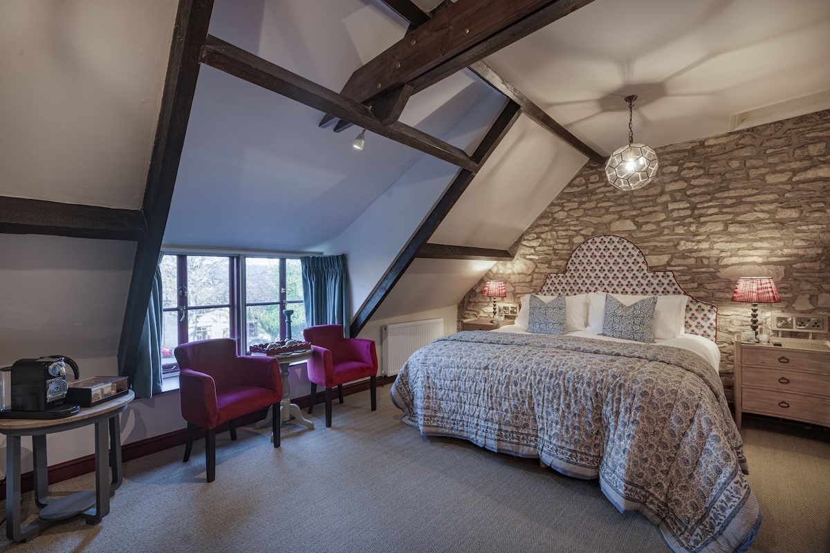 Signature Room, 1 King Bed | Desk, iron/ironing board, free WiFi, bed sheets