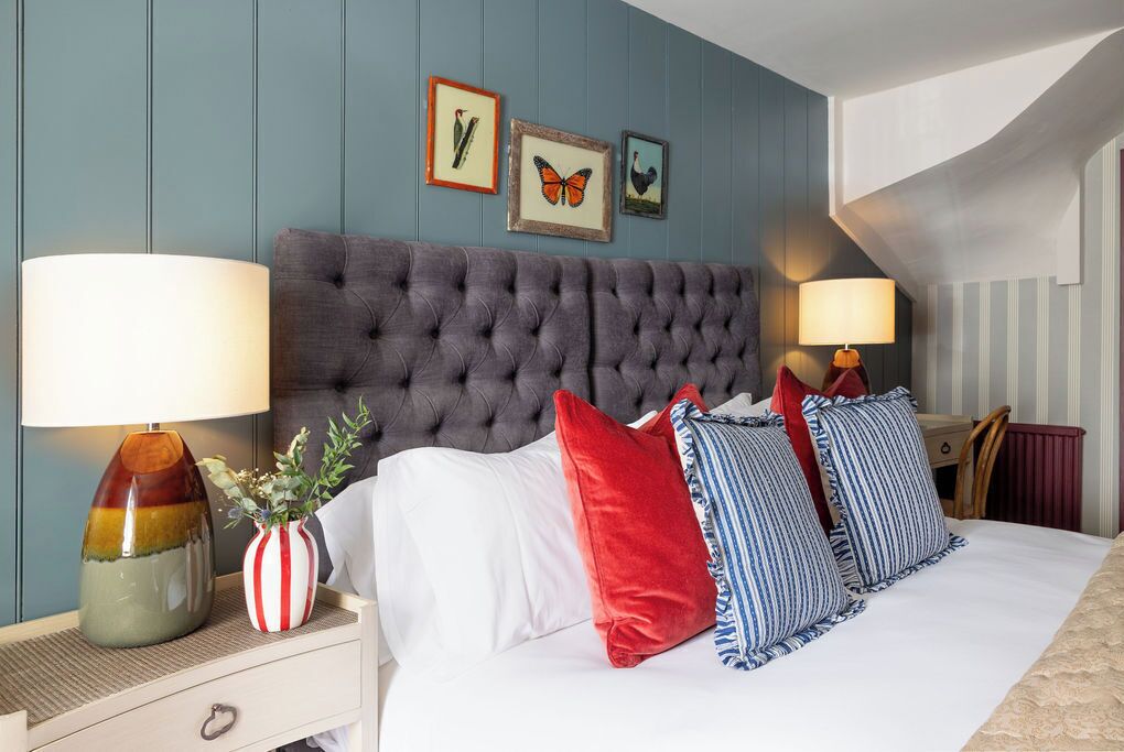 Habitación doble superior | Escritorio, tabla de planchar con plancha, wifi gratis y ropa de cama