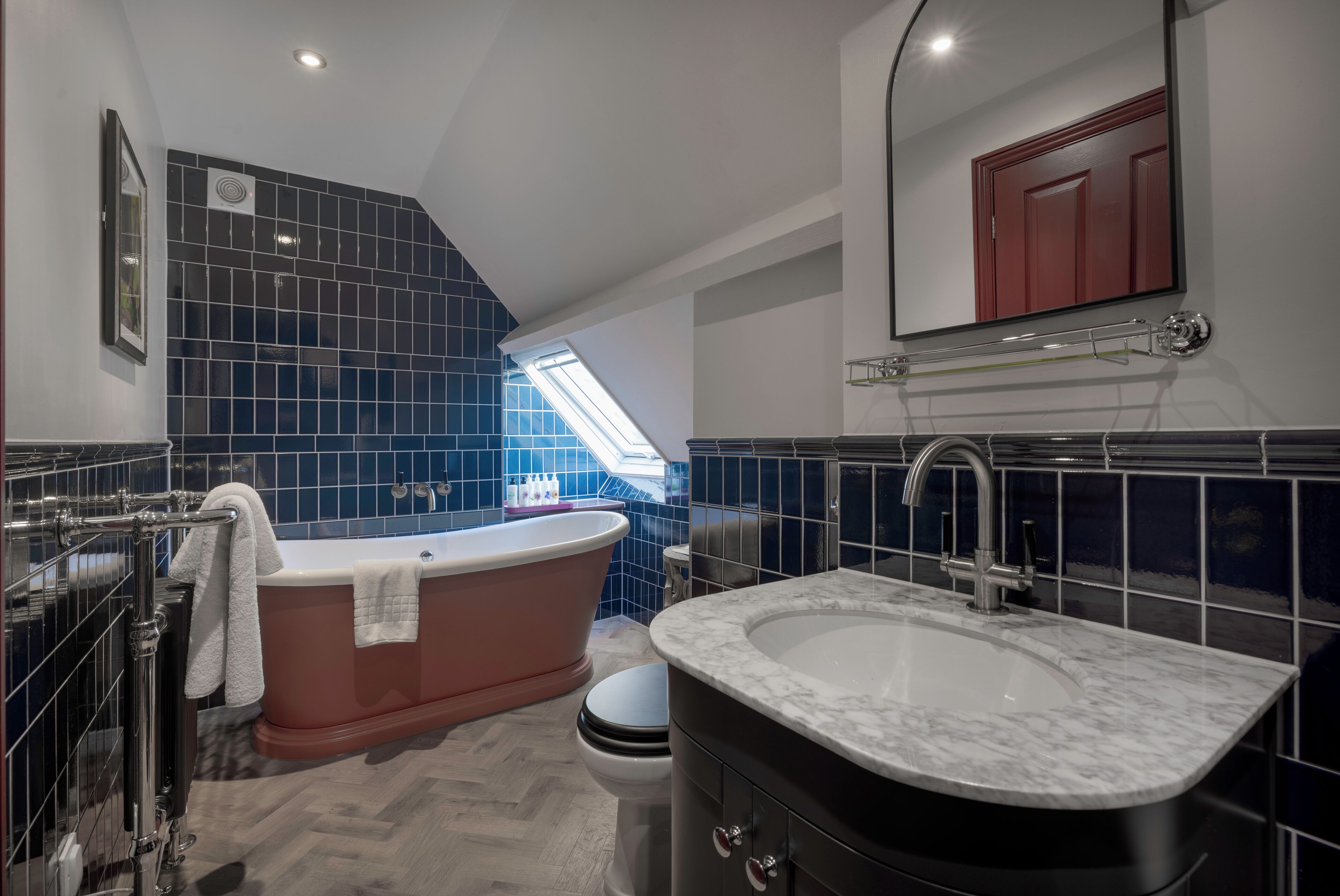 signature room, 1 king bed | bathroom | combined shower/bathtub, free toiletries, hair dryer, towels