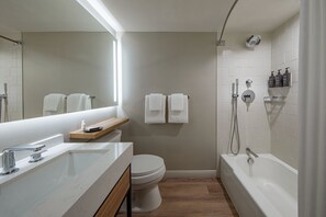 A modern bathroom with a bathtub, toilet, and sink. - Sheraton Birmingham Hotel (Birmingham)