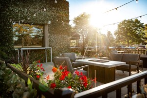 Breakfast and lunch served