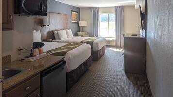 Deluxe kamer, 2 queensize bedden, niet-roken | Een bureau, een strijkplank/strijkijzer, babybedden, extra bedden