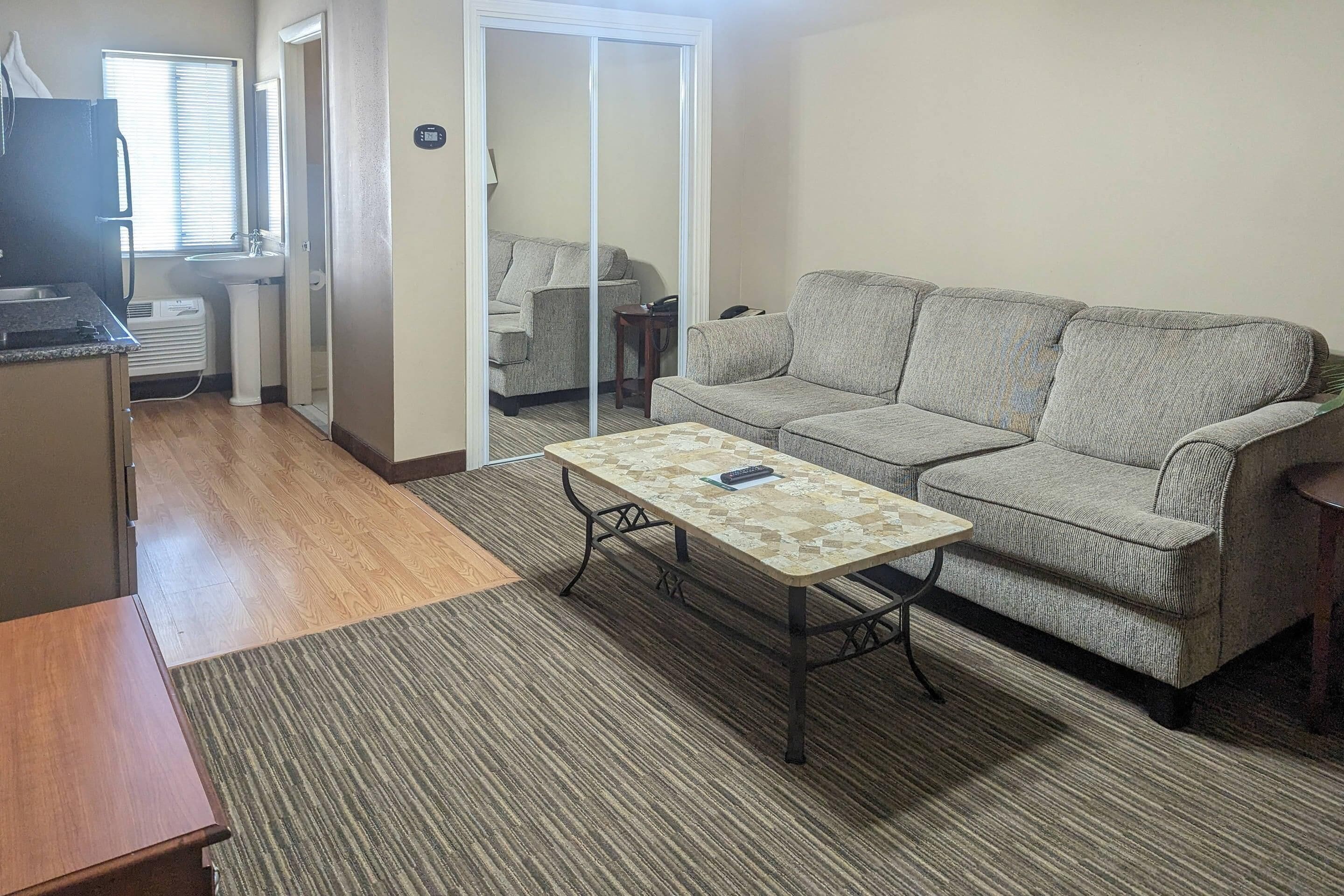 Suite, 1 très grand lit et 1 canapé-lit, non-fumeur (Exterior Corridor) | Bureau, fer et planche à repasser, lit de bébé (supplément)