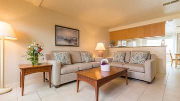 Suite, 2 Bedrooms, Non Smoking | Living area